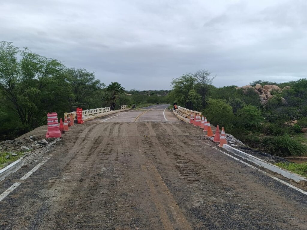 DER libera trânsito sobre ponte na RN-041, em Santana do Matos