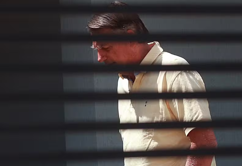 Ministros do STF veem prisão domiciliar para Bolsonaro como forma de proteger a Corte; alas do governo consideram medida positiva
