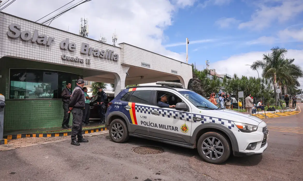 Moraes nega livre acesso de filhos de Bolsonaro à prisão domiciliar