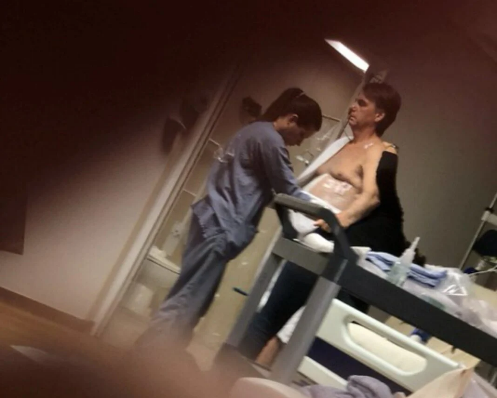 Carlos Bolsonaro publica foto do pai em hospital e diz que situação ‘é muito delicada’