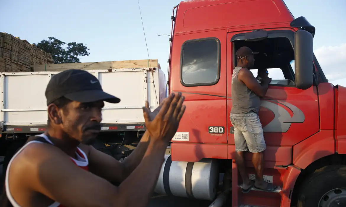 Governo quer flexibilizar descanso de caminhoneiros na volta para casa