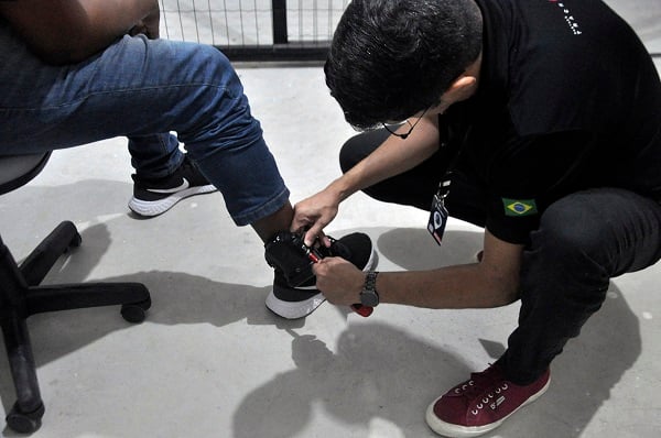 Agressores de mulheres passarão a ser monitorados com tornozeleira eletrônica