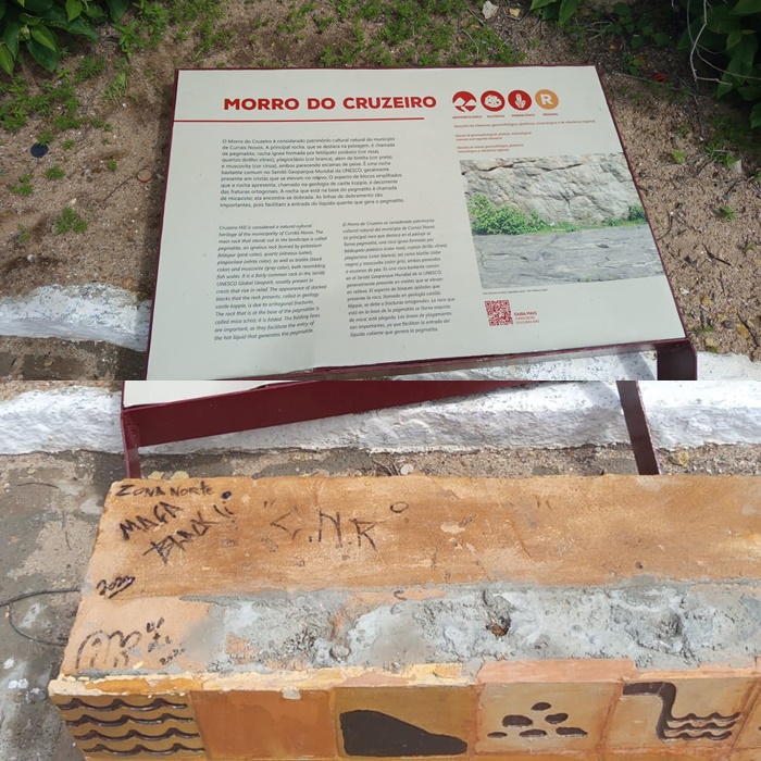 Vandalismo destrói painel de sinalização na Pedra do Cruzeiro