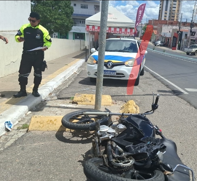 Agentes de trânsito atuam em sinistro e moto conduzida por adolescente é removida ao pátio pela CPRE