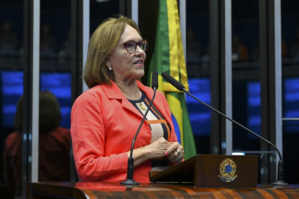 Zenaide vota por vítimas da Covid, defende vacinação e cobra financiamento do SUS