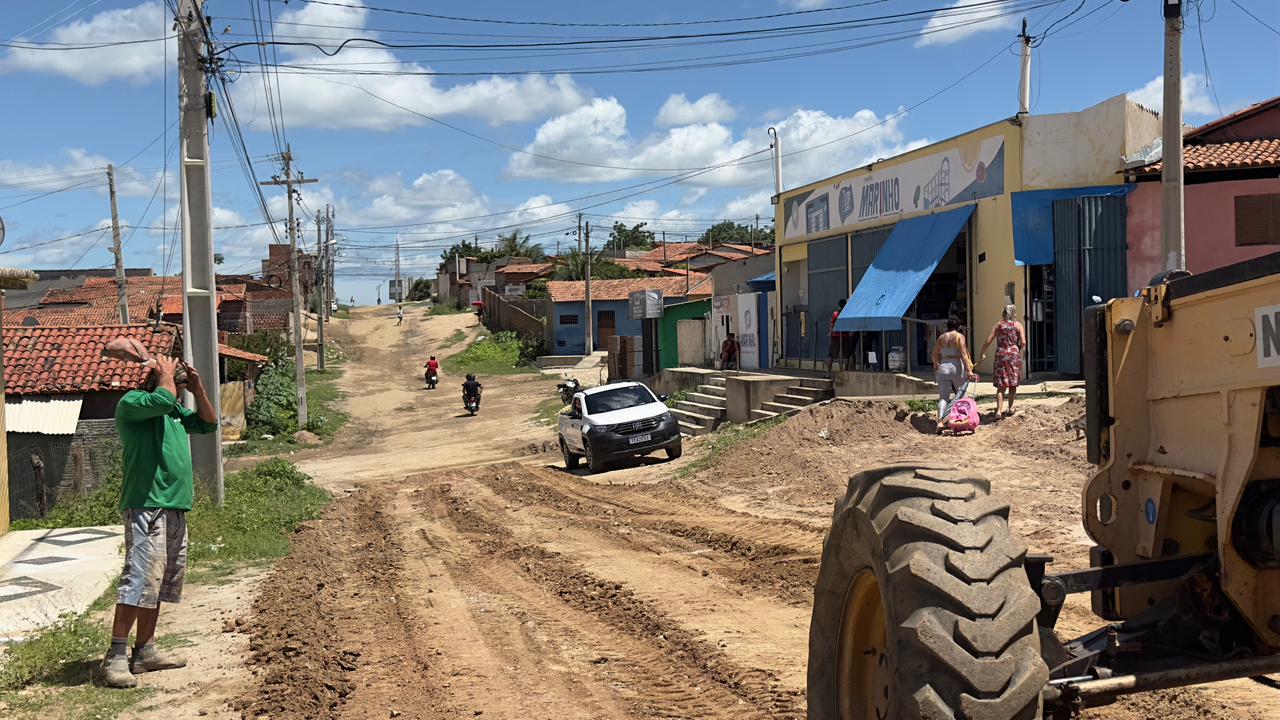 A Prefeitura de Currais Novos deu início à pavimentação da Rua Riacho das Ovelhas, localizada no bairro Dr. José Bezerra.