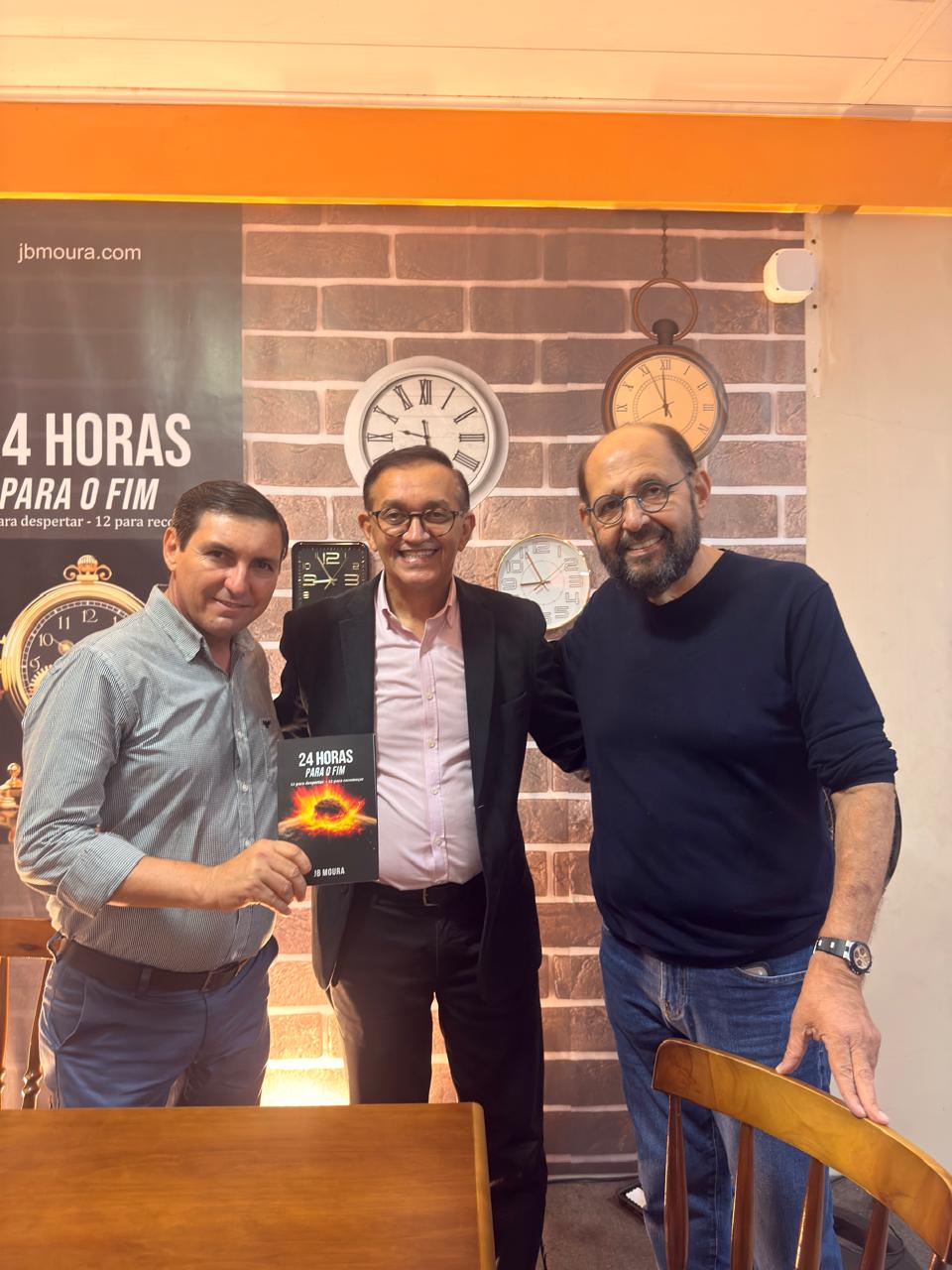 Deputado Gustavo Carvalho e vereador G Charles prestigiam lançamento de livro do Pastor João Batista