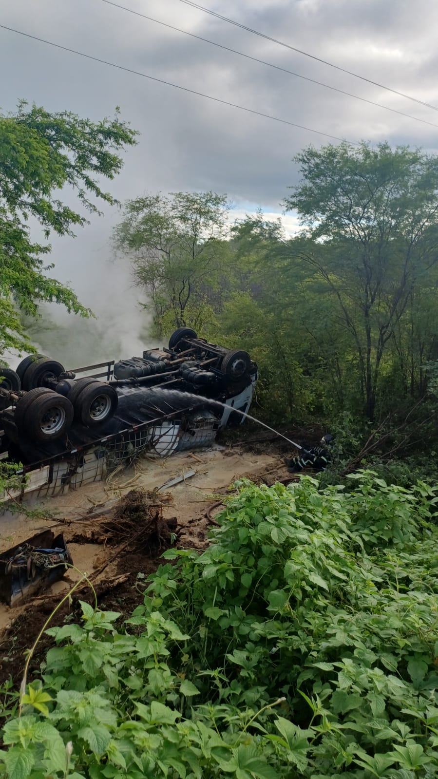 Tombamento de caminhão com carga perigosa é registrado na BR-226 em Janduís/RN