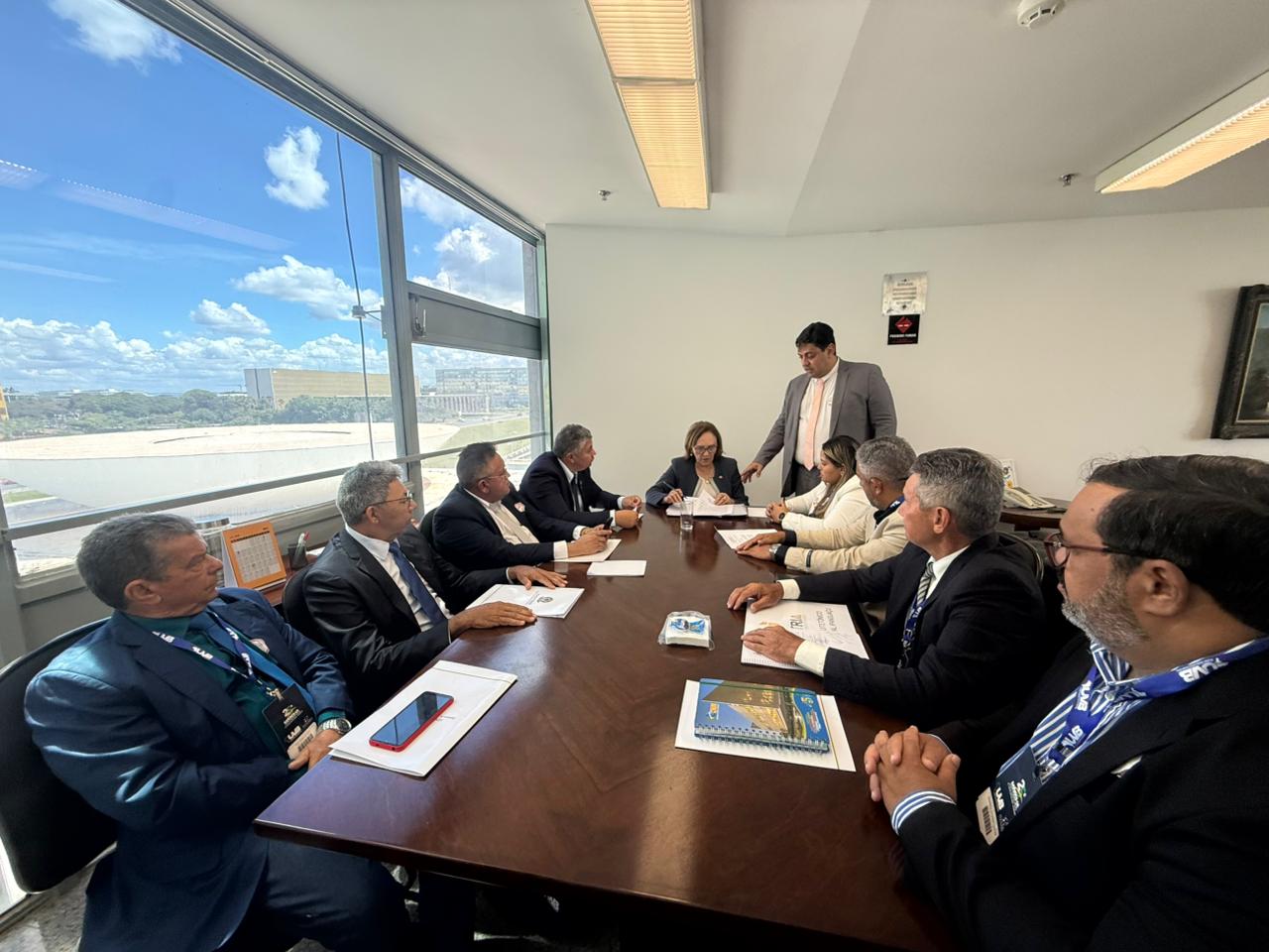 Com marcha de 200 vereadores, gabinete de Zenaide vira posto avançado do RN em Brasília
