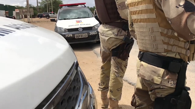 Assaltantes abandonam moto roubada e fogem para área de mata após cerco policial na RN-041