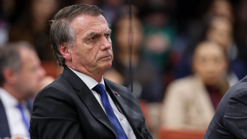 Bolsonaro é internado em Brasília para cirurgia no ombro