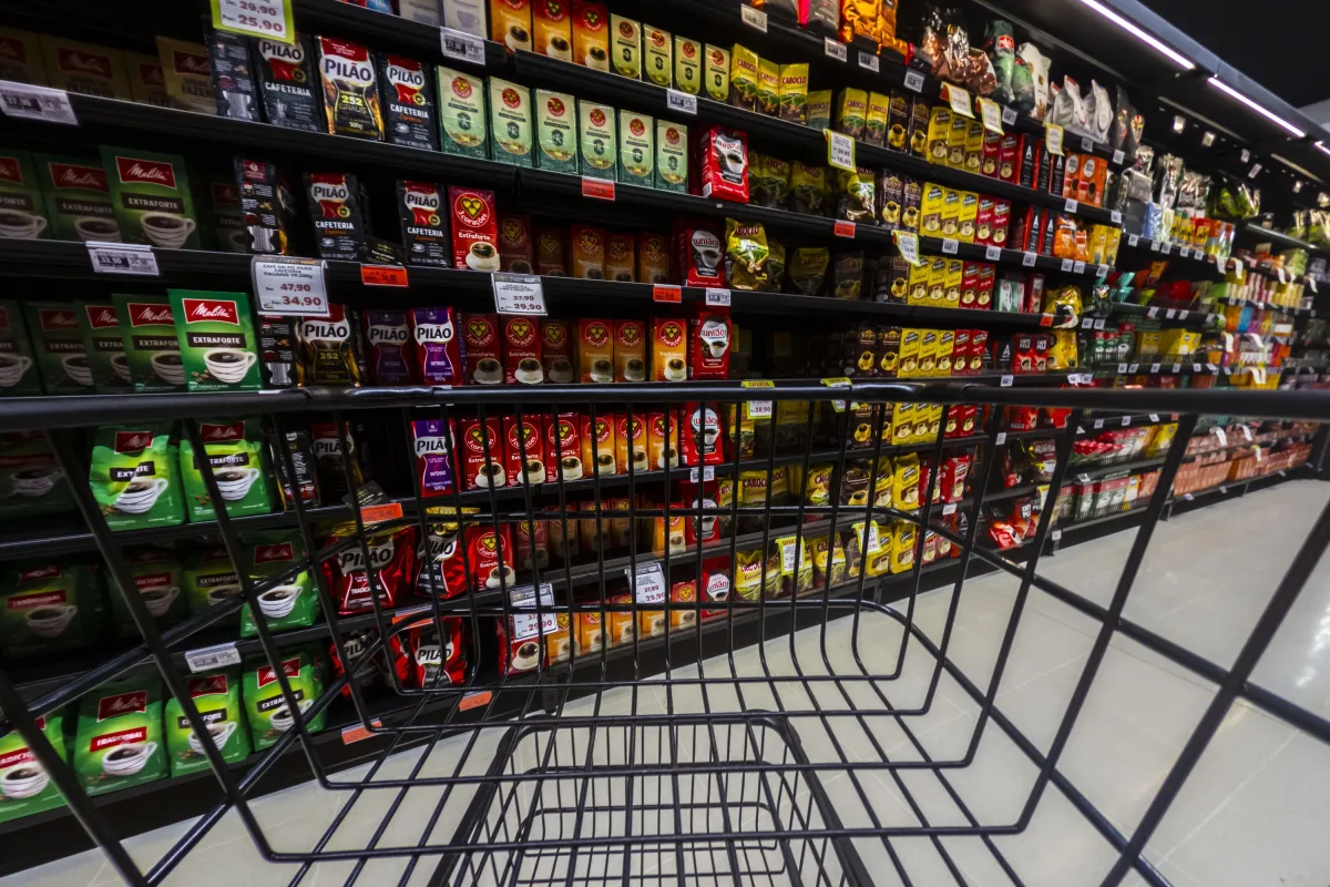 Supermercados citam falta de mão de obra diante de debate sobre fim da 6×1