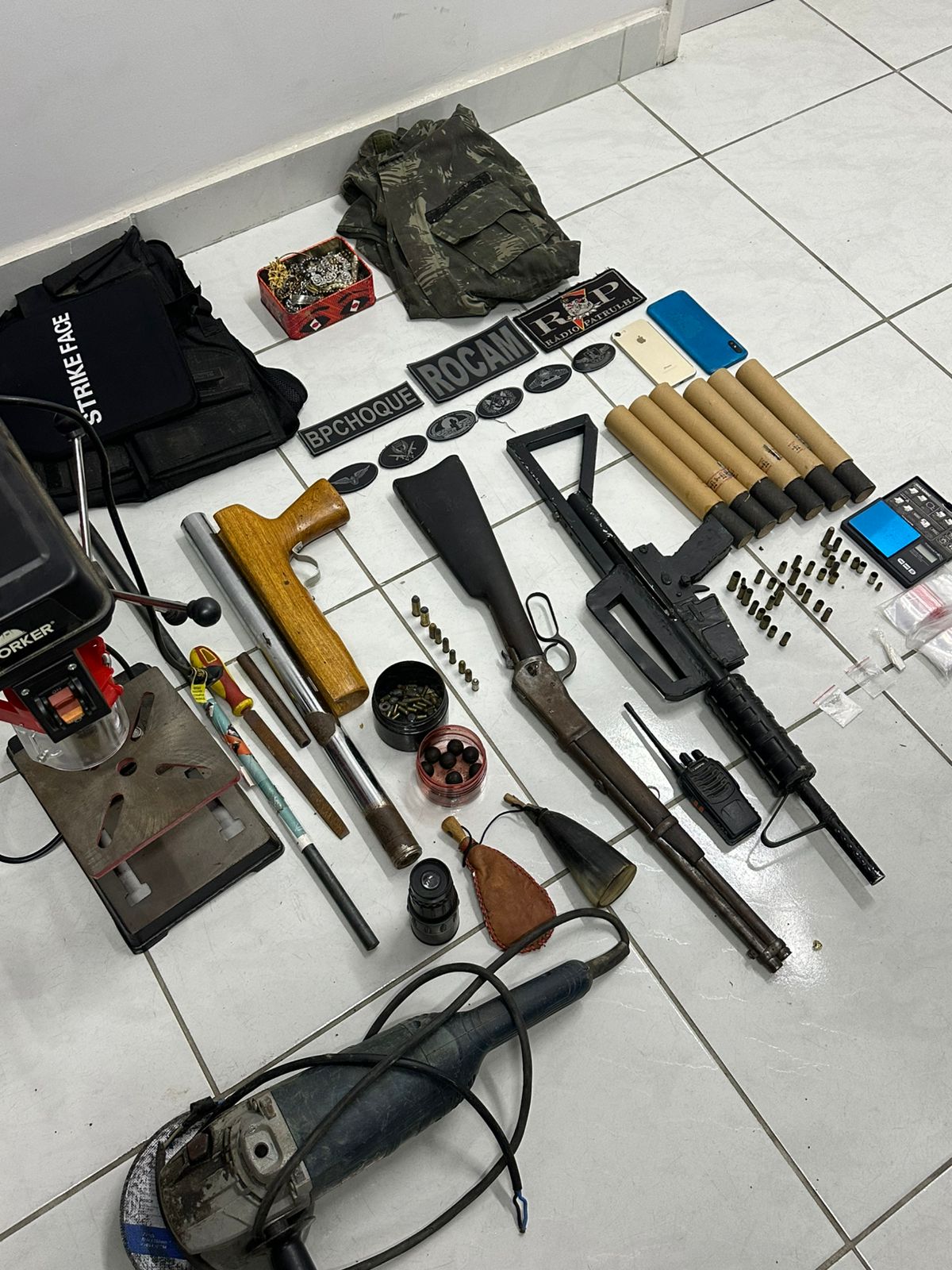 Ação conjunta da PM resulta em apreensão de armas e drogas
