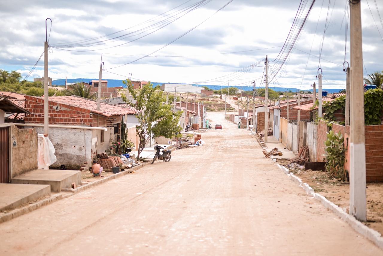 Prefeitura de Currais Novos entrega pavimentação de duas ruas no bairro Dr. José Dantas de Araújo