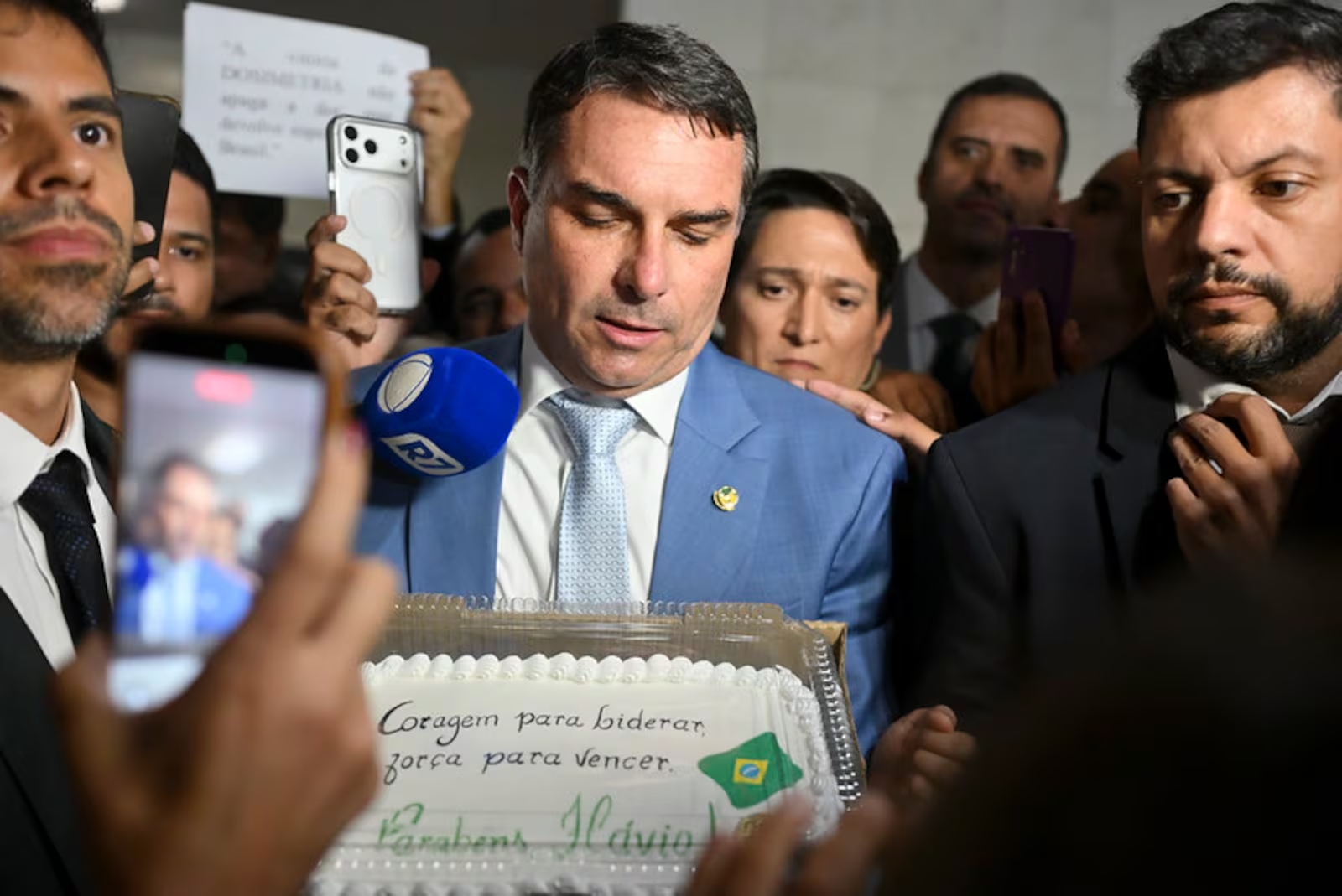 Aliados de Flávio Bolsonaro apostam na Copa para esfriar crise