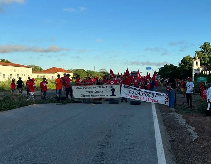 MST bloqueia BR-304 no RN em protesto por reforma agrária