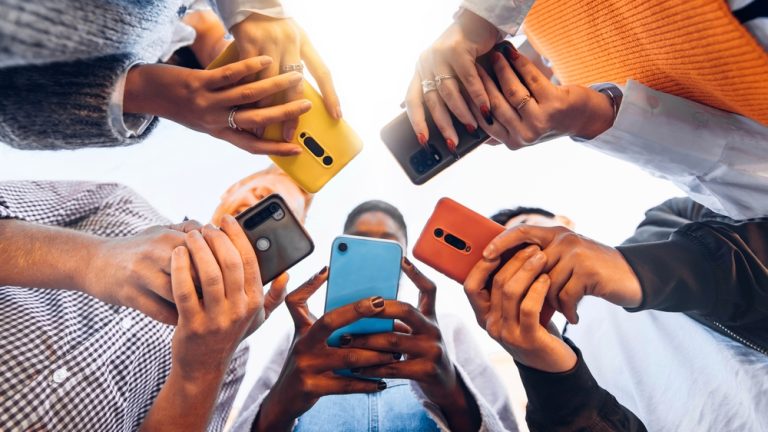 57% da Geração Z brasileira apoiam a proibição das redes sociais para menores de 16 anos