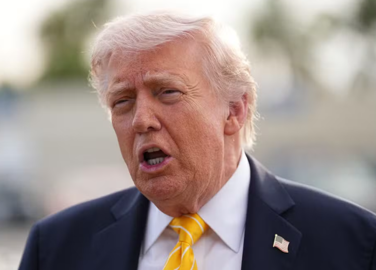 Trump diz que EUA vão guiar navios presos no Estreito de Ormuz a partir desta segunda (4)