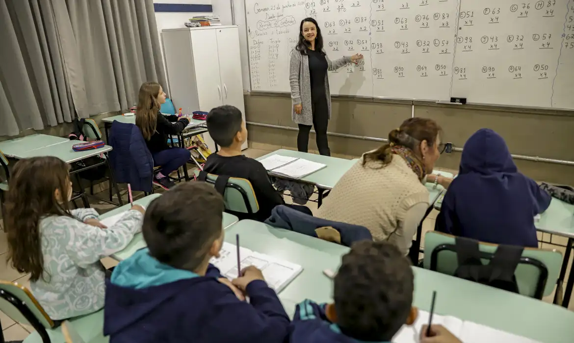 Senado aprova MP que estabelece piso de R$ 5.130 para professores