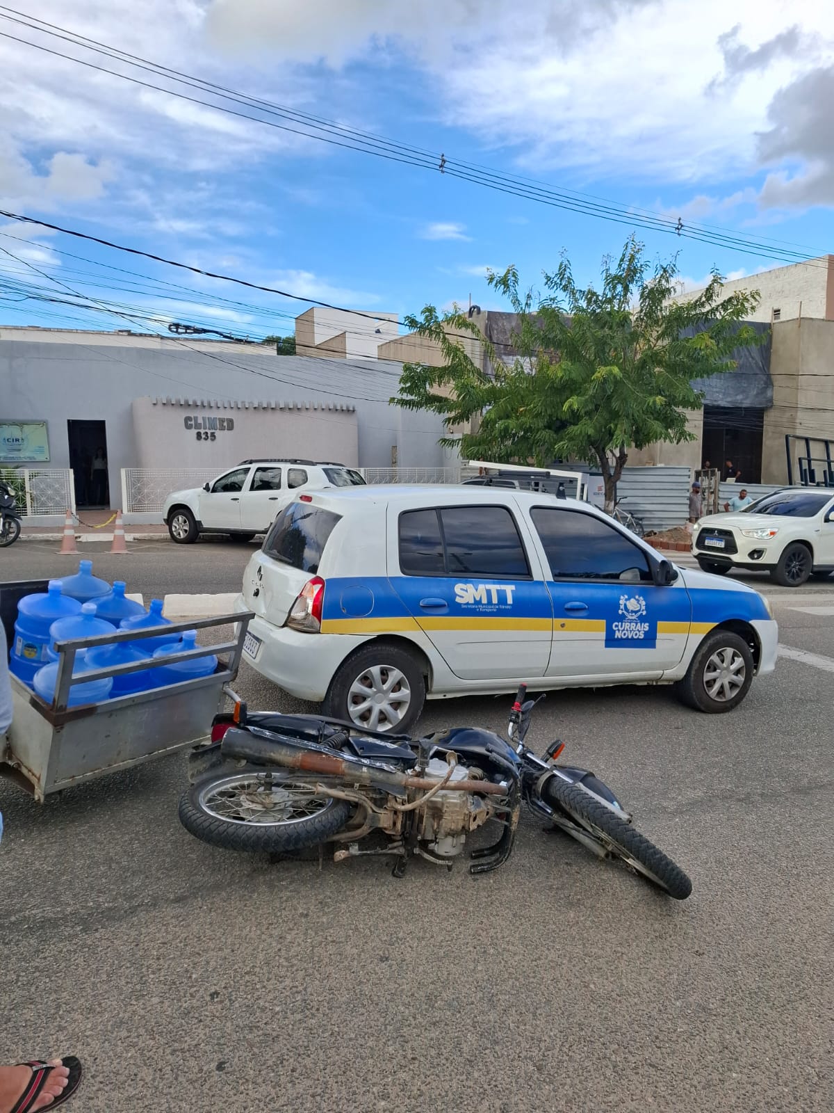 Colisão envolvendo moto de entrega e viatura da ROPAM é registrada em Currais Novos