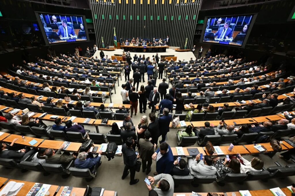 Câmara tem sessão nesta segunda e abre contagem para avançar com fim da 6×1