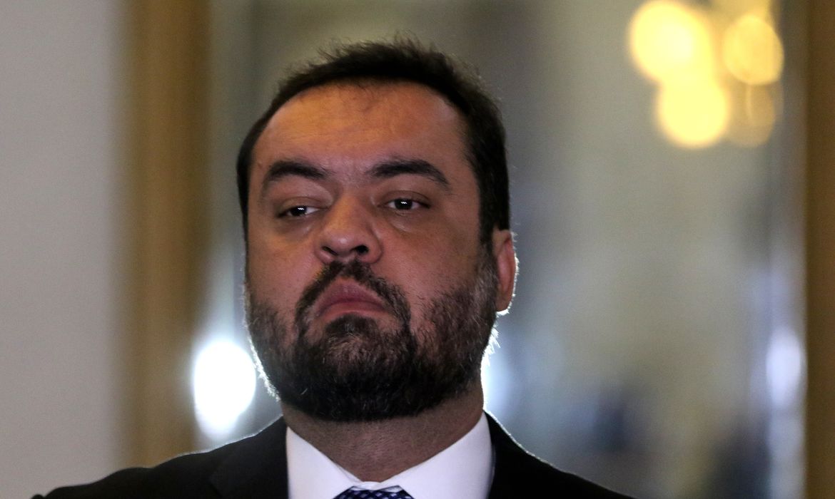 Castro desiste de candidatura ao Senado após ser alvo de ações da PF