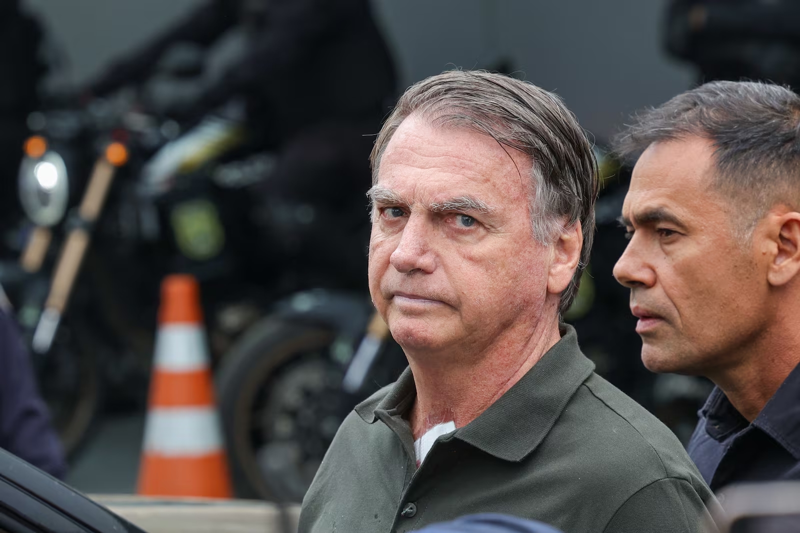 Arma encontrada em blitz pode influenciar decisão de Moraes sobre domiciliar de Bolsonaro