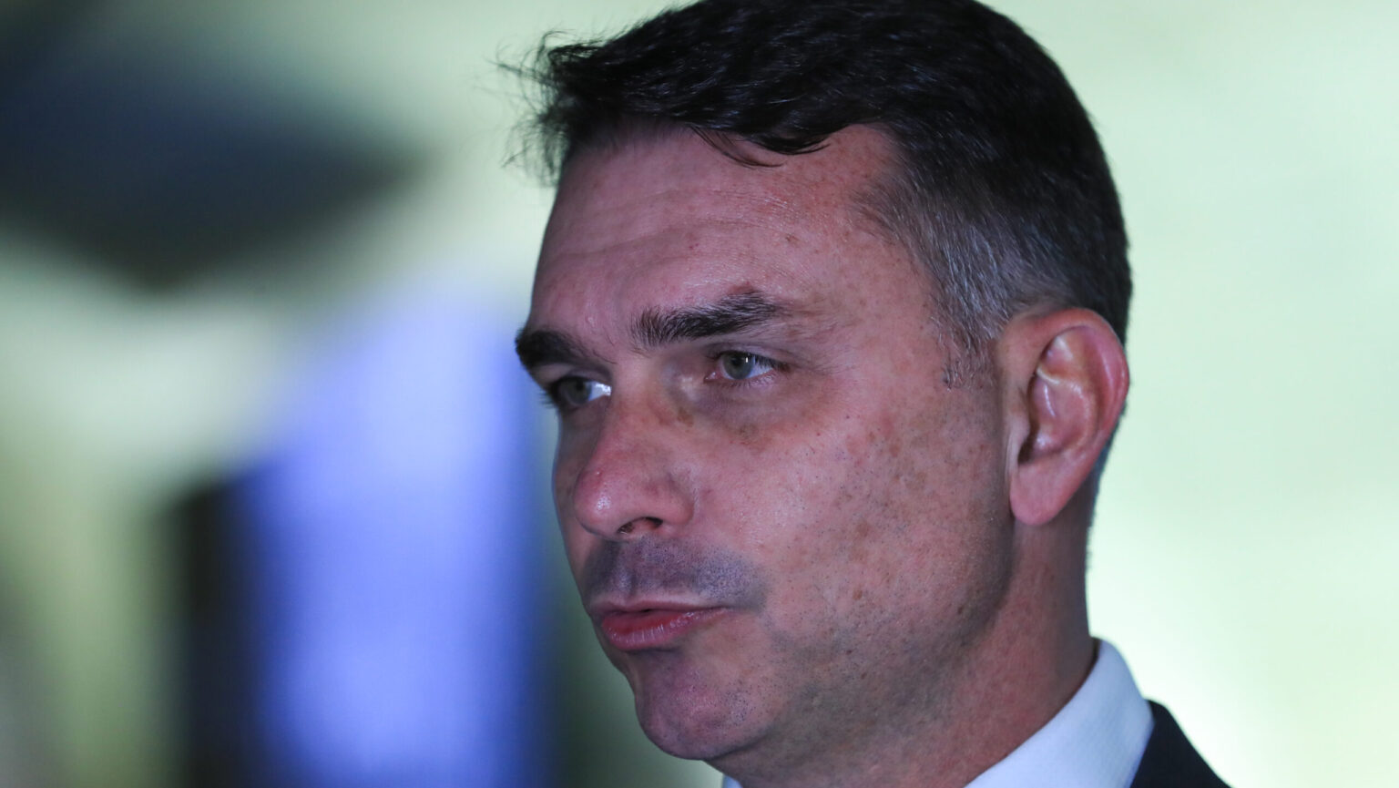 Flávio Bolsonaro pede ao STF que Moraes seja declarado suspeito em caso envolvendo Banco Master
