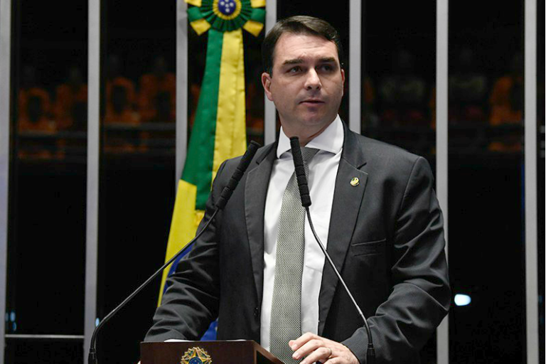 Flávio Bolsonaro nega acusações de Michelle e cita tentativa frustrada de aproximação