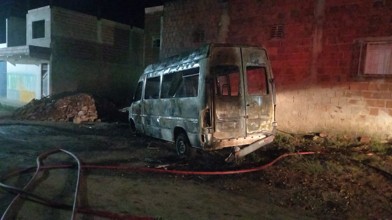 Segurança | Corpo de Bombeiros controla incêndio em veículo e evita que chamas atinjam empresa às margens da RN-041
