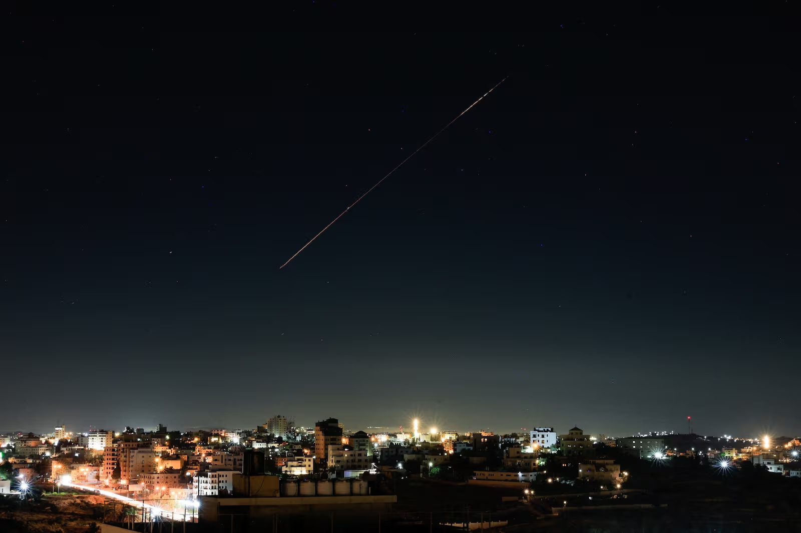 Israel bombardeia alvos militares no Irã e ignora apelo de Trump para evitar retaliação