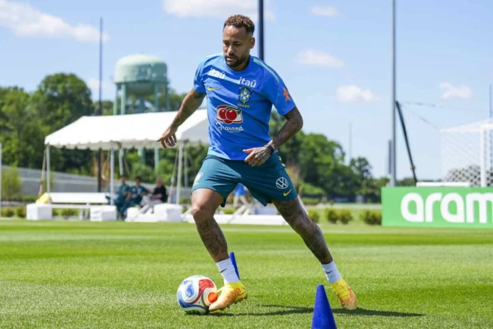 Neymar treina com bola e pode voltar em jogo contra a Escócia