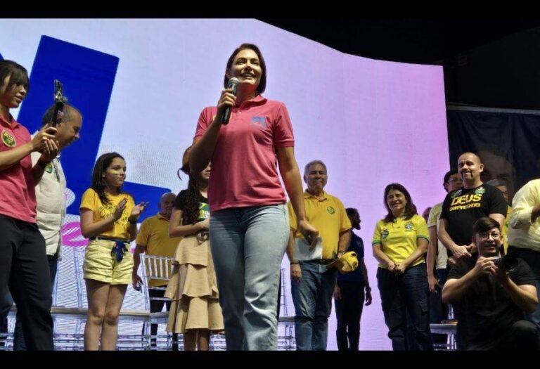 Michelle expõe conflito e coloca em xeque apoio a Flávio Bolsonaro
