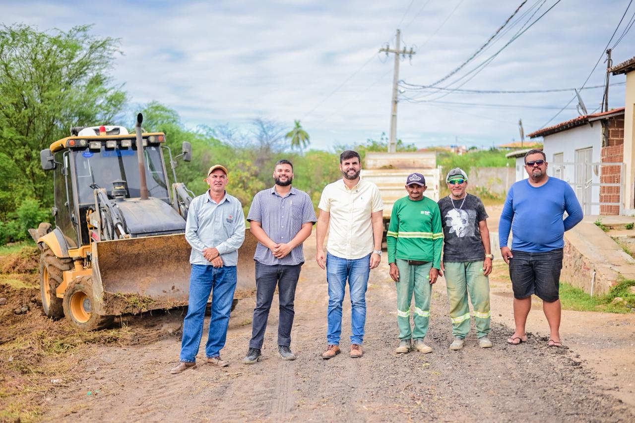 Prefeitura de Currais Novos inicia pavimentação de três ruas no bairro Radir Pereira