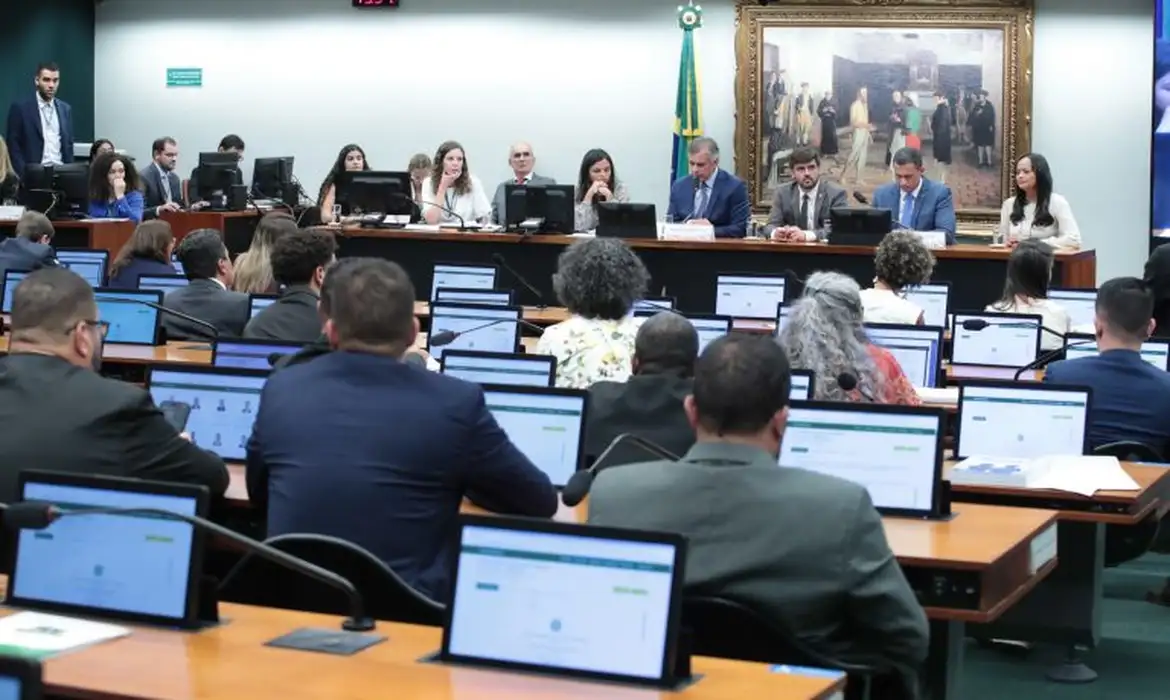 Deputados votam redução da maioridade penal em comissão 