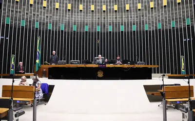 Em meio à análise da redução de jornada, Congresso terá semana esvaziada por feriado