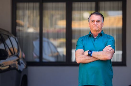 Defesa de Bolsonaro vai entregar armas à Polícia Federal nesta segunda-feira (6)