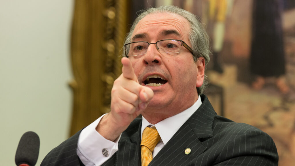 Dino determina bloqueio de R$ 6,1 milhões de Eduardo Cunha em investigação sobre emendas