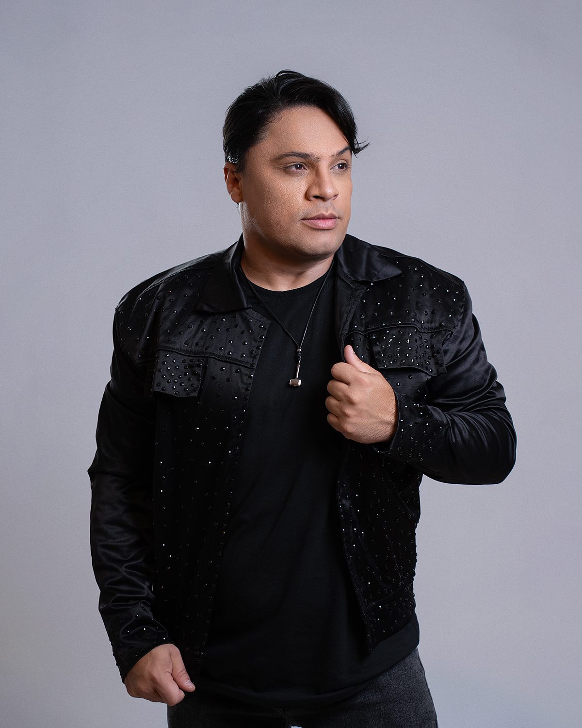 Ex-vocalista da Cavaleiros do Forró é encontrado morto em casa