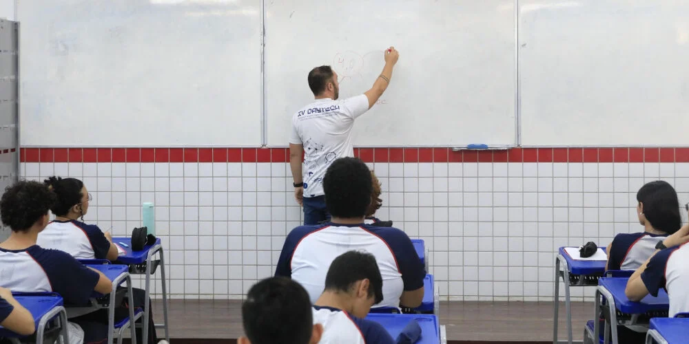 Professores da rede estadual têm salários acima da média