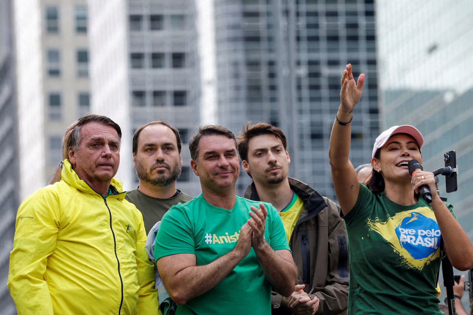 Crise na família Bolsonaro expõe dificuldade da direita em conquistar voto feminino