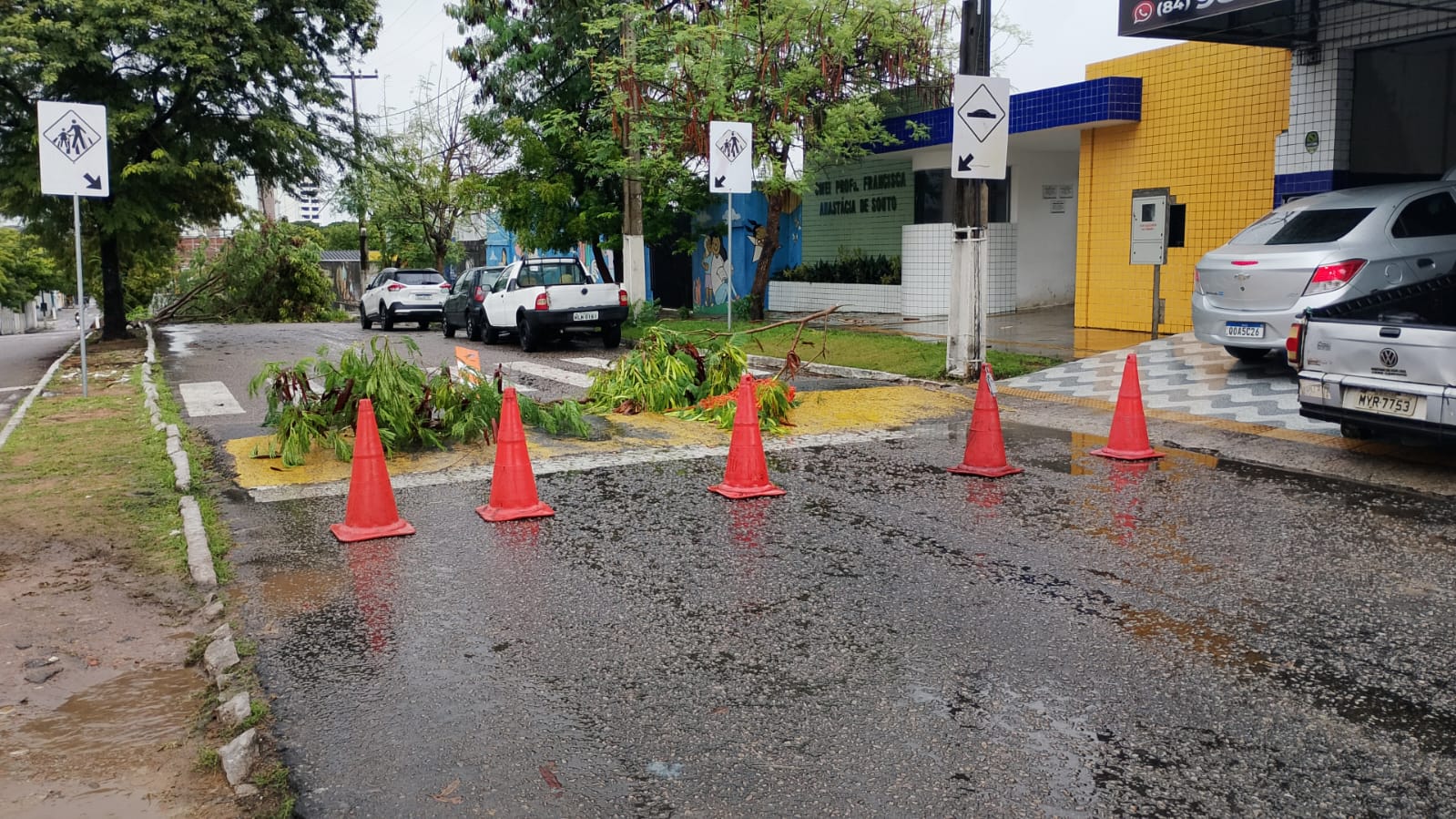 Chuvas deixam vias interditadas, causam panes em semáforos e quedas de árvores em Natal