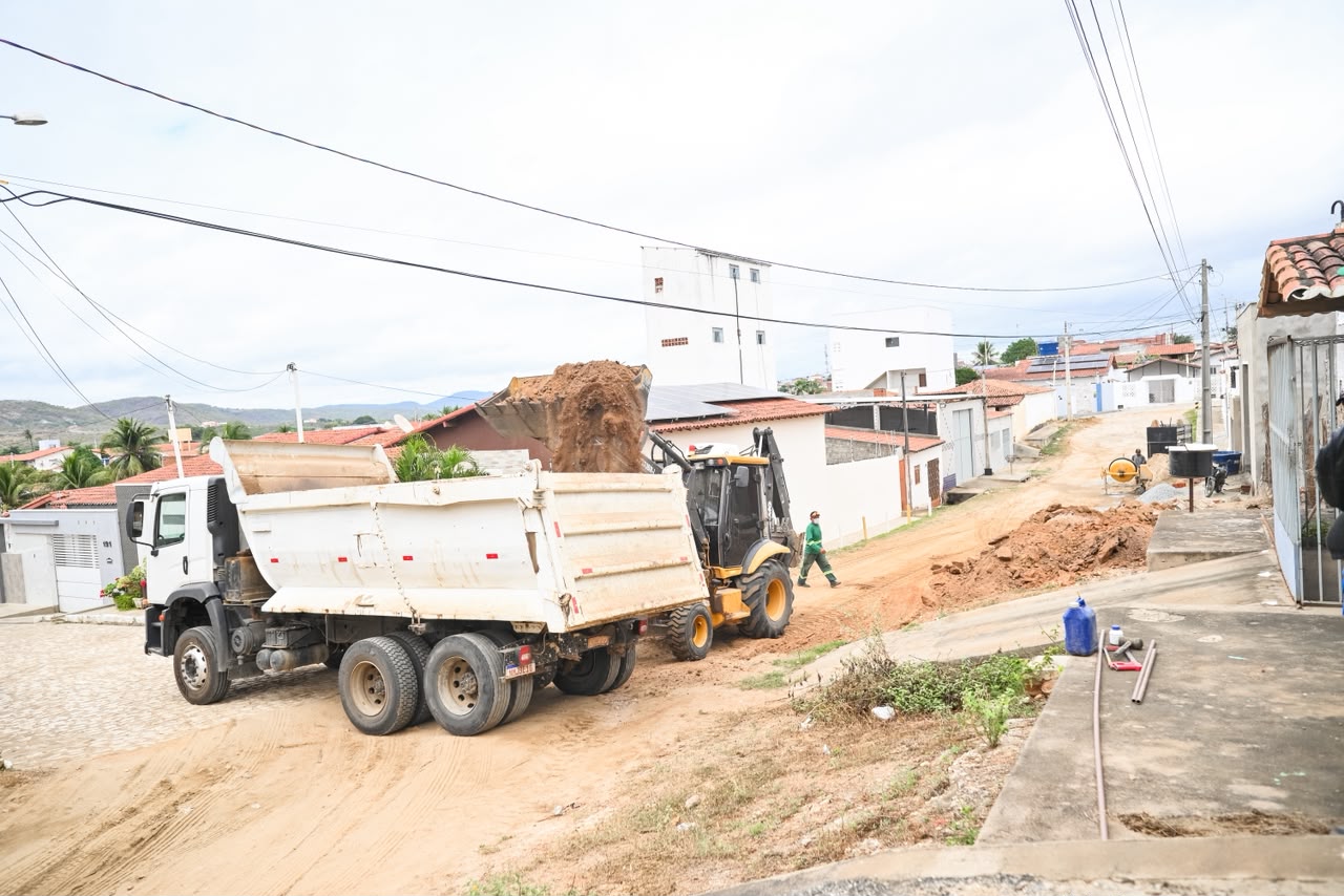 Infraestrutura | Prefeitura inicia pavimentação da Rua Francisco Otacílio e Parque Dourado se aproxima de 100% das ruas pavimentadas