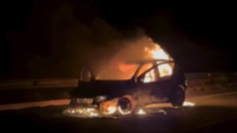 Carro pega fogo e fica destruído no contorno rodoviário de Caicó