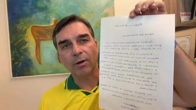 Política | Flávio Bolsonaro divulga carta de Jair Bolsonaro que o chama de porta-voz