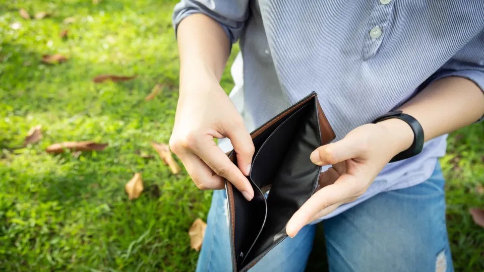 Mais da metade dos trabalhadores termina o mês sem dinheiro, aponta Serasa