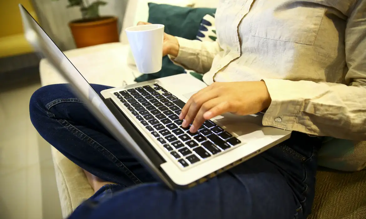 Sete em cada dez brasileiros temem comprar remédios pela internet