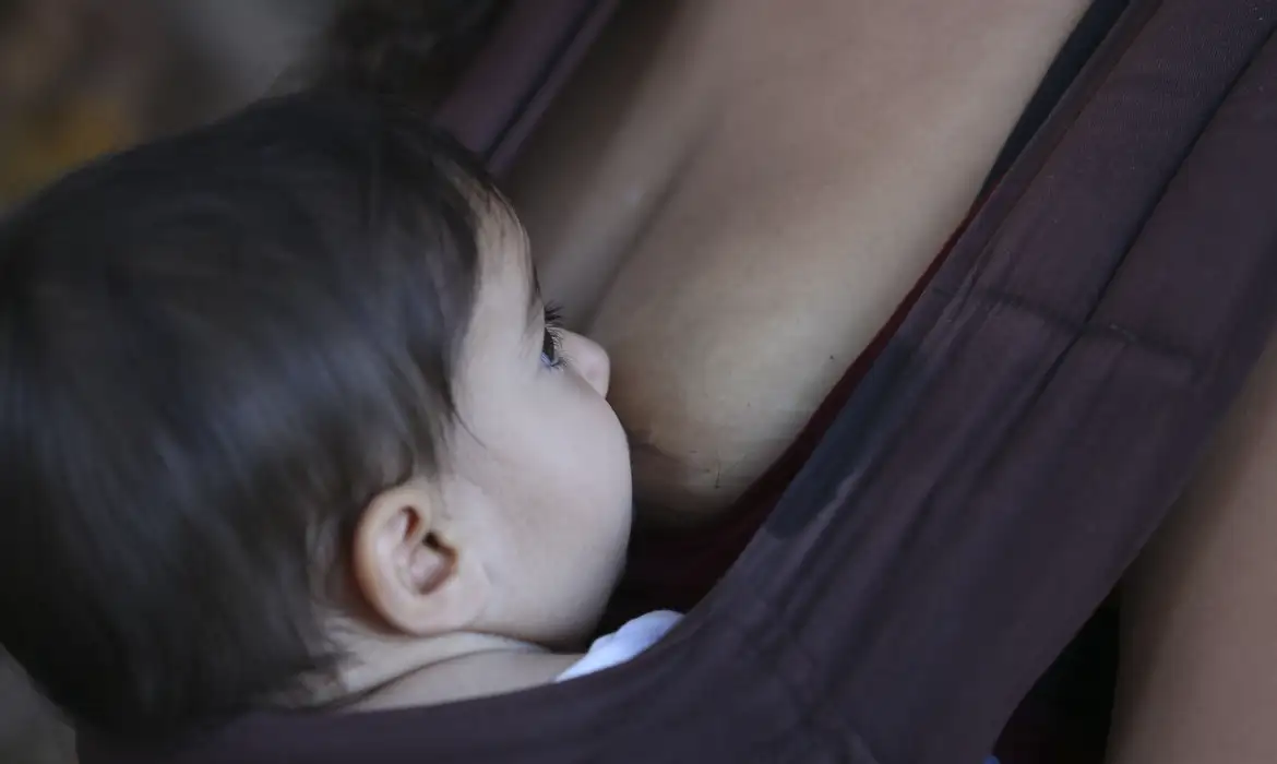 Amamentação reduz risco de doença cardíaca na mãe