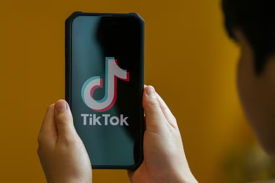 TikTok é multado em R$ 153,7 milhões por falhas na proteção de crianças e adolescentes