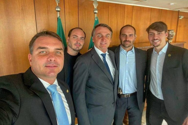 Alexandre de Moraes autoriza Carlos e Jair Renan a visitarem Bolsonaro, mas mantém veto a Flávio